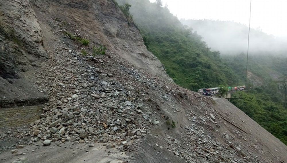Landslide disrupts Narayangadh-Muglin road section  http://bit.ly/2CK1fQy